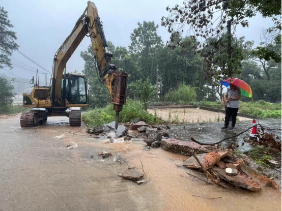 湖南交建S330淦田至古岳峰公路二期工程項目經(jīng)理部積極參與抗洪救災(zāi)工作