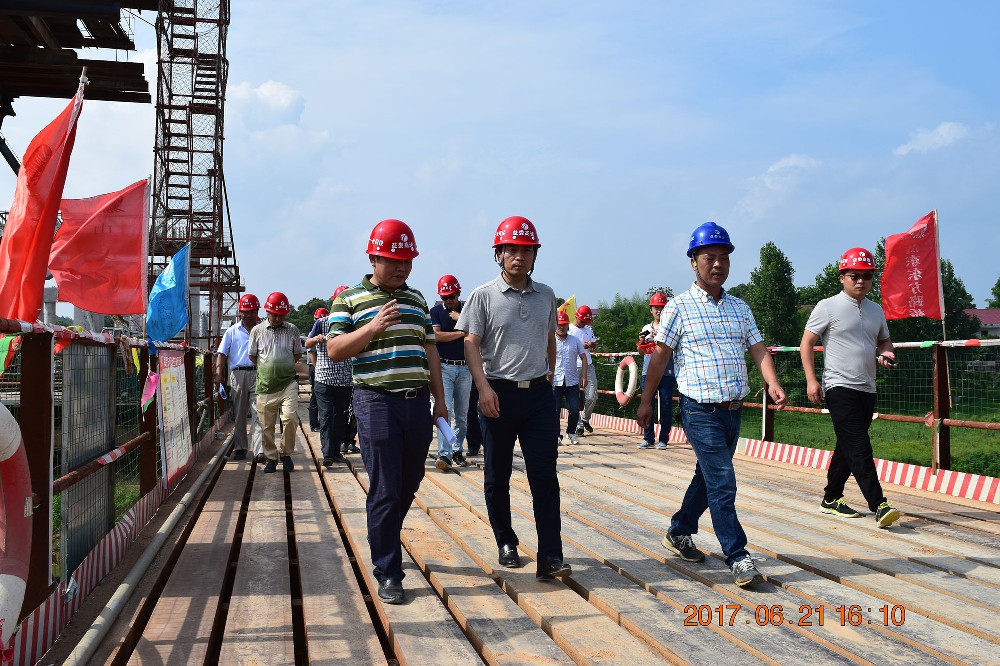 舒行鋼副廳長蒞臨益婁高速公路第十一合同段調(diào)研，視察工程進(jìn)展